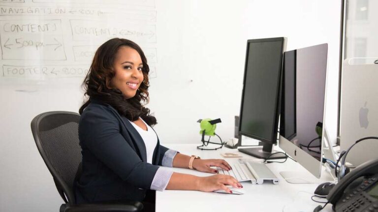 Que conhecimentos são importantes para uma recepcionista?